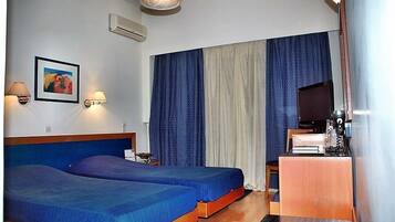 Habitación con 2 camas individuales | Caja de seguridad en la habitación, escritorio y cortinas blackout