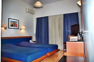 双床房 | 客房内保险箱、办公桌、遮光窗帘、隔音