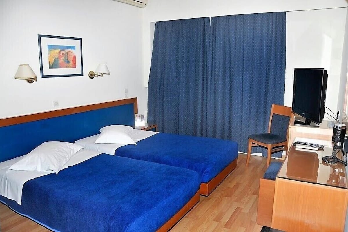 Caja de seguridad en la habitación, escritorio y cortinas blackout 