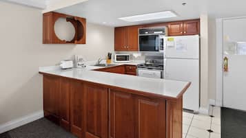 Room, 1 Bedroom | Private kitchen | Fridge, microwave, oven, stovetop