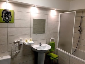 Kamar Double Standar | Kamar mandi | Perlengkapan mandi gratis, pengering rambut, dan handuk