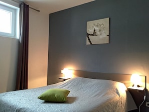Quarto casal standard | Escrivaninha, berços grátis, Wi-Fi de cortesia