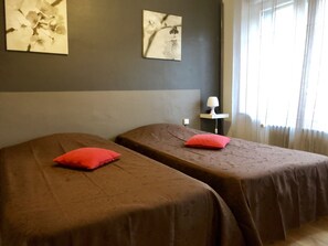 Phòng 4 dành cho gia đình | Bàn, nôi (giường cho trẻ sơ sinh) miễn phí 