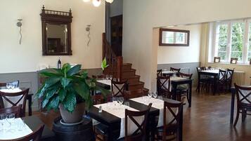 Déjeuner et dßner servis sur place, spécialités Cuisine française