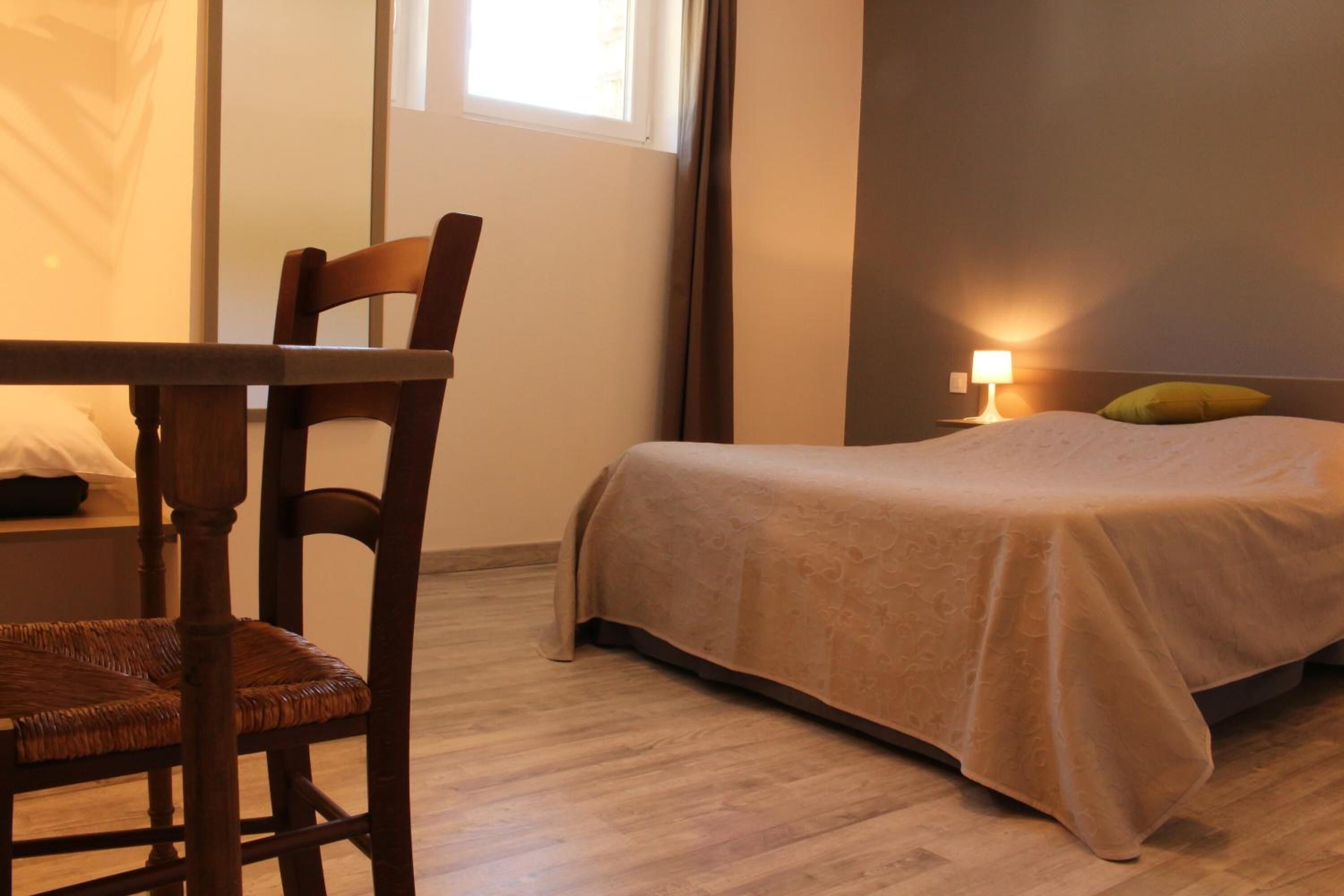 desk, free cots/infant beds, free wifi