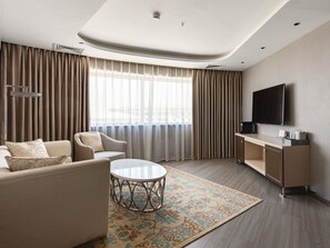 Suíte, 1 cama de casal | Frigobar, escrivaninha, ferros/tábuas de passar roupa, berços grátis