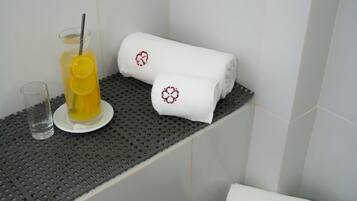 Hiustenkuivaaja, bidee, pyyhkeet