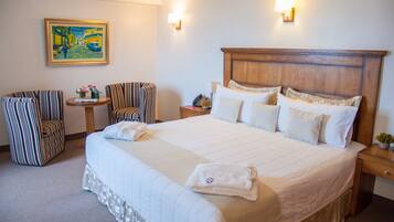 Executive Suite, 1 King Bed, Non Smoking, River View | Minibar, in-room safe, desk, blackout drapes