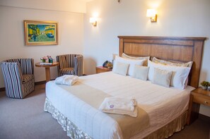 Executive-sviitti, 1 suuri parisänky, tupakointi kielletty, jokinäköala | Minibaari, tallelokero huoneessa, työpöytä, pimennysverhot