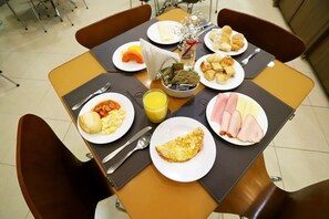 Free daily continental breakfast  - Hotel Maione (Goiania)