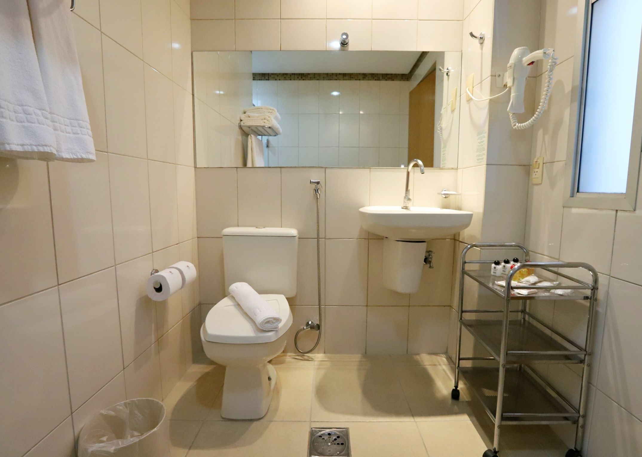 apartamento junior triplo twin | bathroom | shower, free toiletries, hair dryer, towels