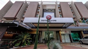 Um hotel moderno com uma placa grande que diz 'HOTEL MAIONE'.