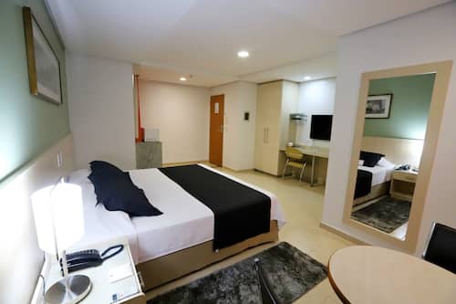 Apartamento Master | Minibar, caja de seguridad en la habitación y escritorio