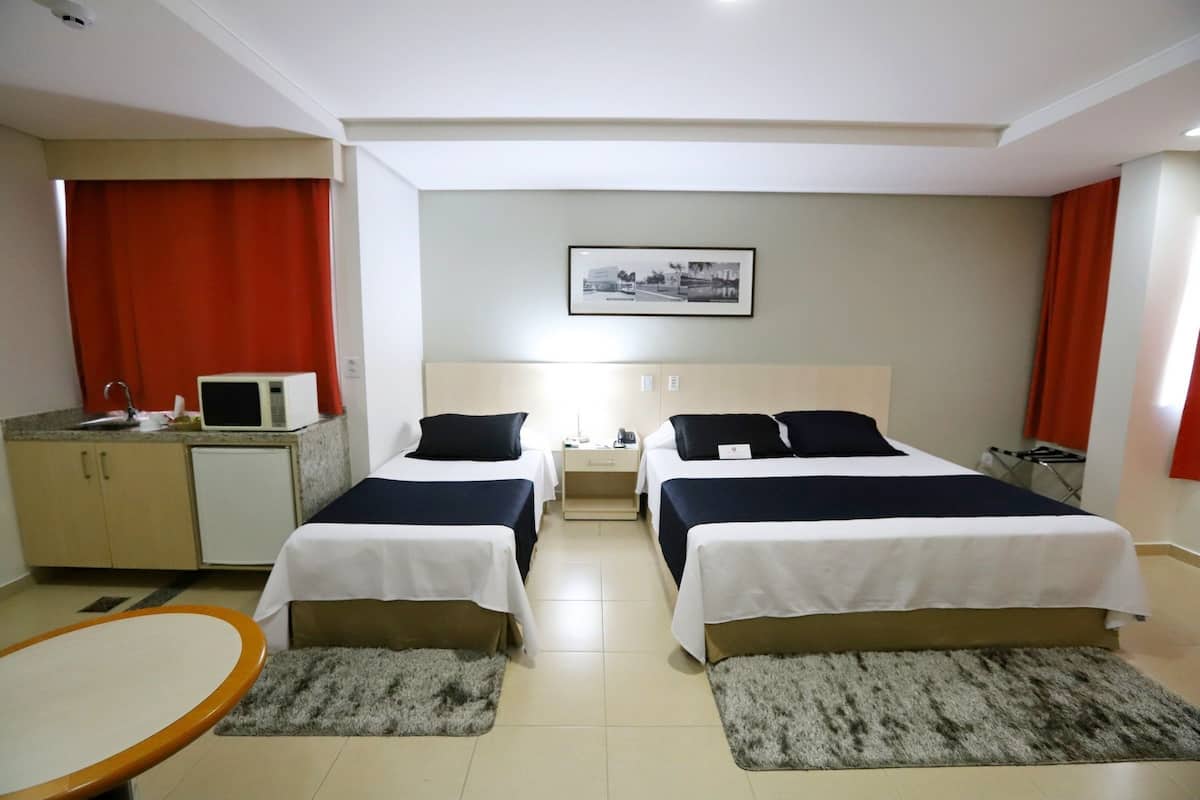 Apartamento Executivo Triplo Casal | Minibar, in-room safe, desk, laptop workspace