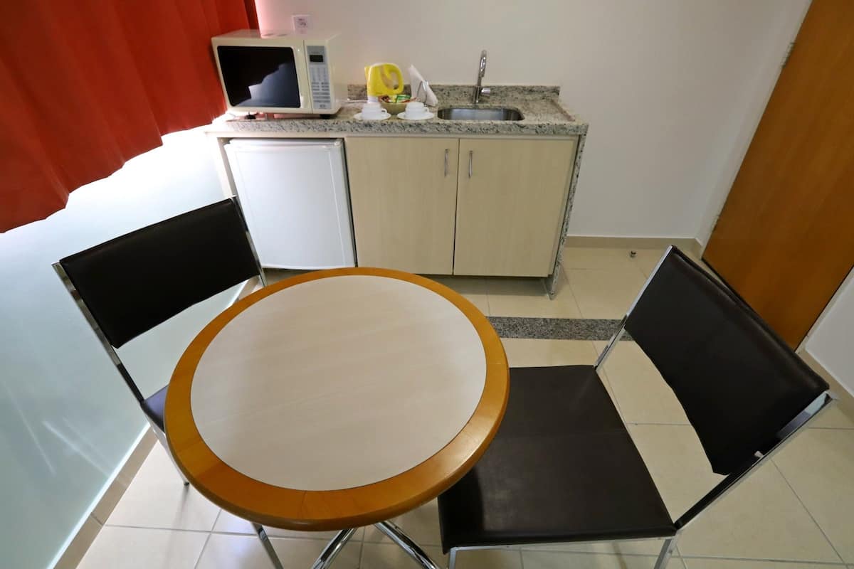 Apartamento Executivo Casal | Minibar, in-room safe, desk, laptop workspace