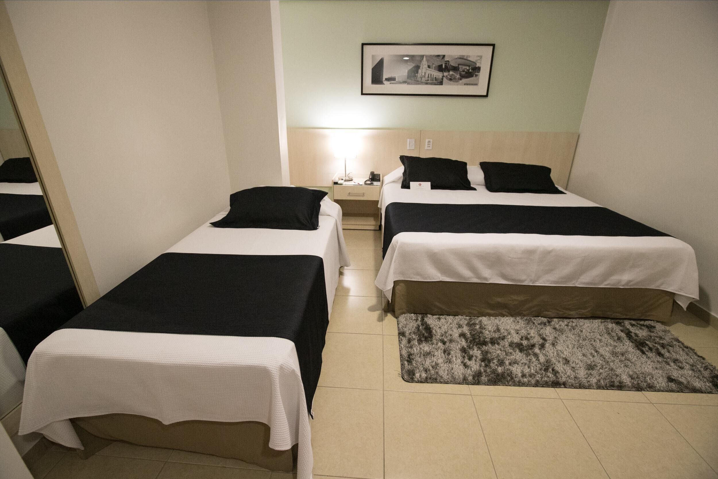 Minibar, caja de seguridad en la habitación y escritorio 