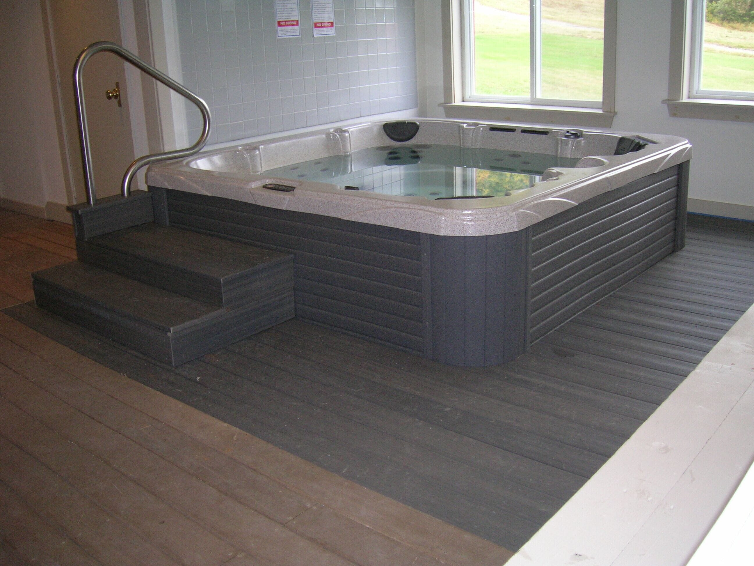 Indoor spa tub