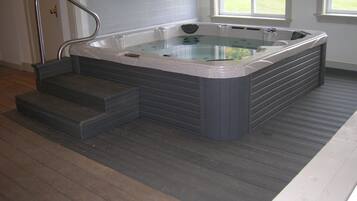 Indoor spa tub