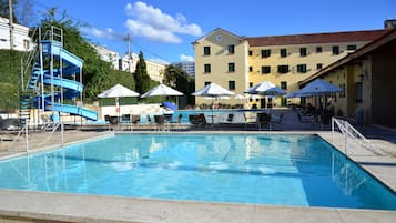Piscine extérieure, chaises longues