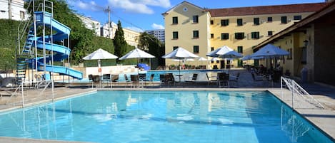 Piscine extérieure, chaises longues