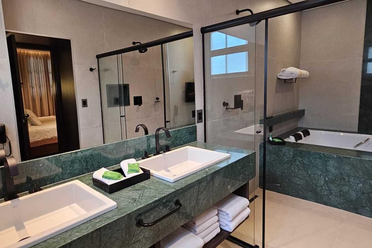 presidential suite | bathroom | soap, shampoo, toilet paper