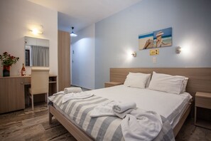 Desk, soundproofing, rollaway beds, free WiFi - Myrtis (Agios Vasileios)
