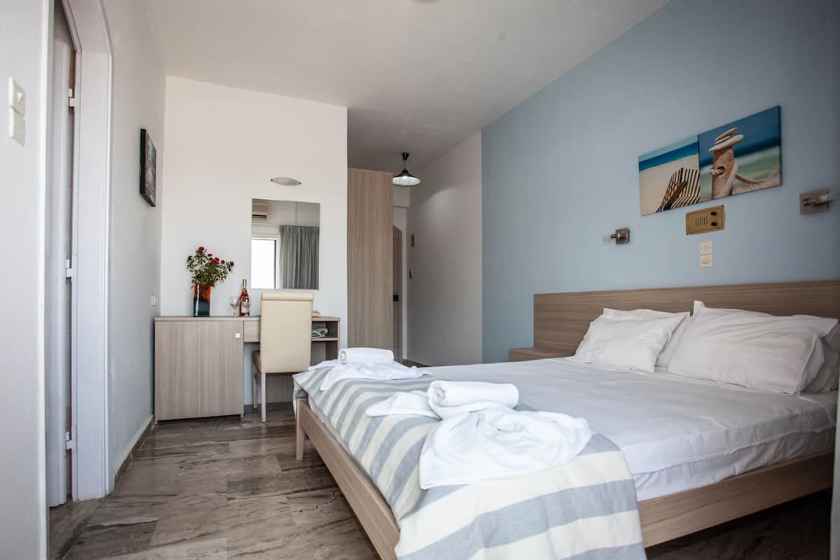 Desk, soundproofing, rollaway beds, free WiFi