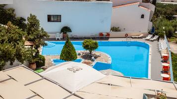 Piscine extérieure, chaises longues