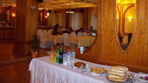 Ein Restaurant mit gedeckten Tischen, einem Buffet mit verschiedenen Speisen und einem großen Spiegel an der Wand.