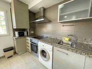 Appartement, 2 chambres | Cuisine privée | Réfrigérateur, micro-ondes, four, plaque de cuisson