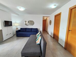 Departamento superior, 2 habitaciones | Área de sala de estar | Televisión 