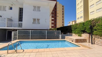 Kolam renang terbuka bermusim