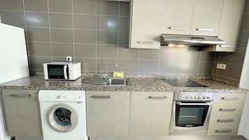 Departamento, 2 habitaciones | Cocineta privada | Refrigerador, microondas, horno y parrilla de estufa