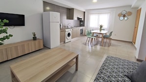 Un apartamento moderno con cocina, comedor y sala de estar.
