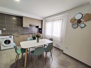 Appartement Supérieur, 2 chambres | Cuisine privée | Réfrigérateur, micro-ondes, four, plaque de cuisson