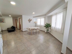 Appartement Supérieur, 2 chambres | Coin séjour | Télévision