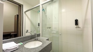 Shower, towels, toilet paper - I-Hotel, Piracicaba (Piracicaba)