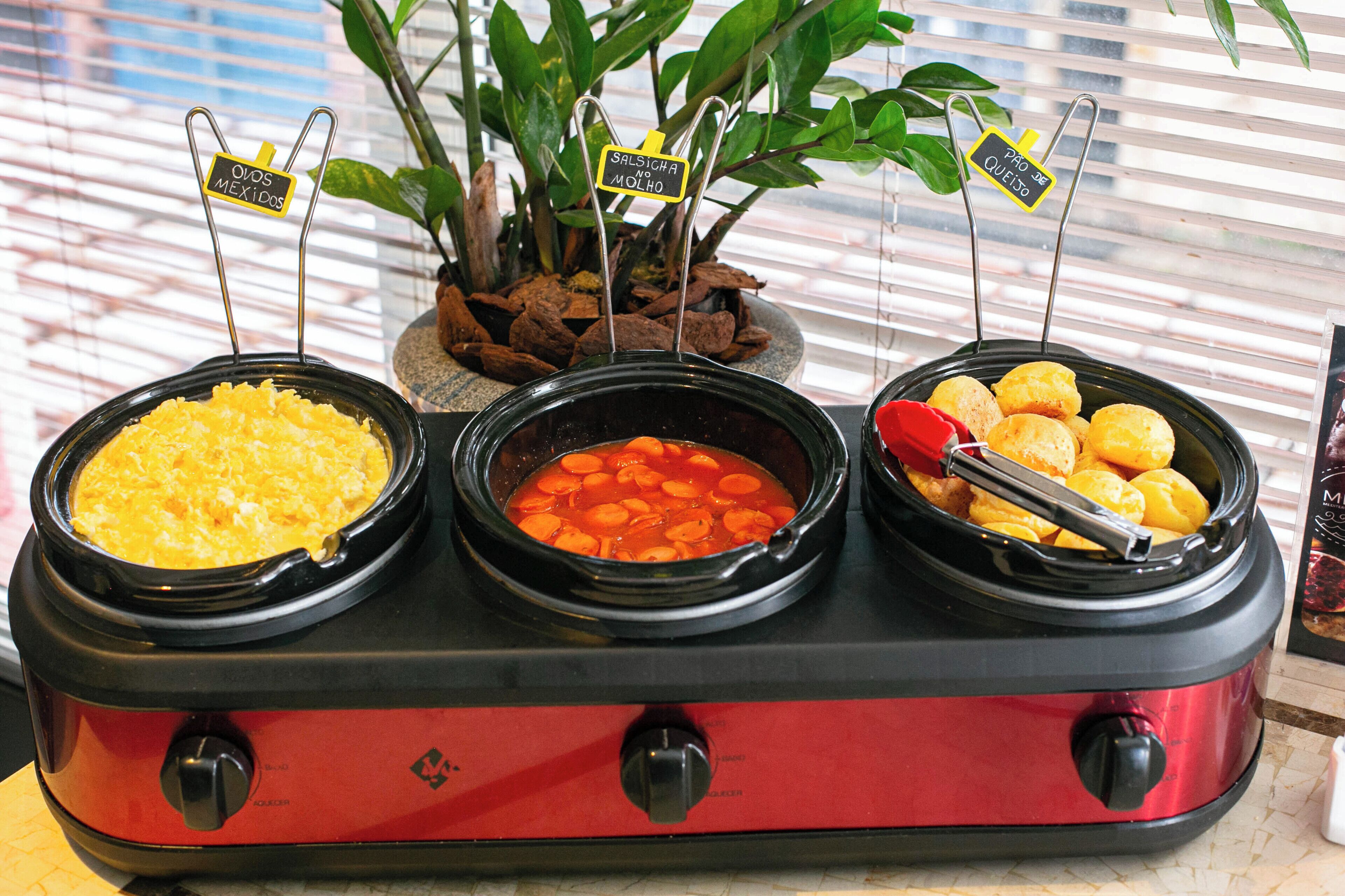 Un bufé con tres opciones: queso, zanahorias y bolitas de queso.