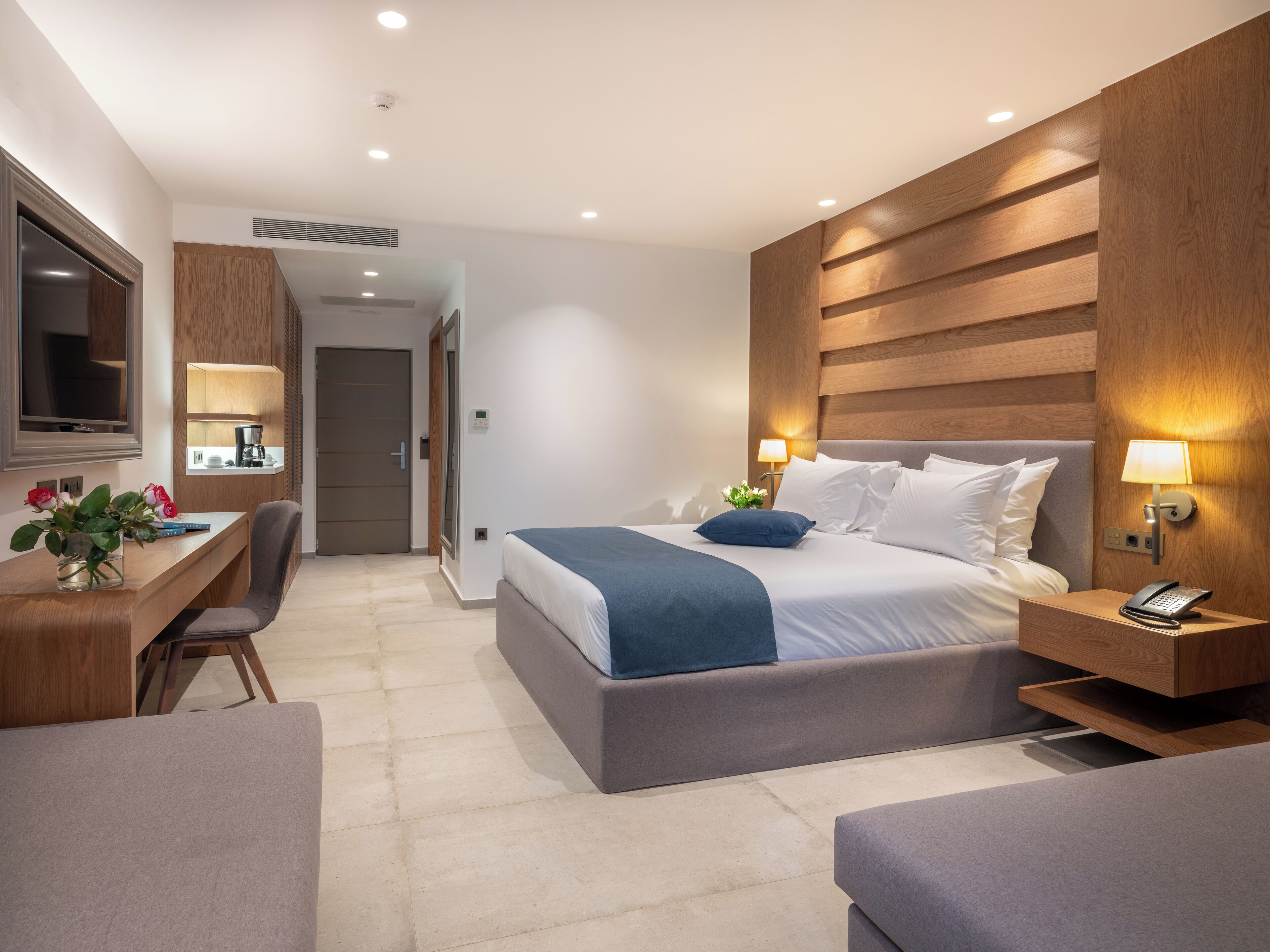 Minibar con artículos gratuitos y caja de seguridad en la habitación 