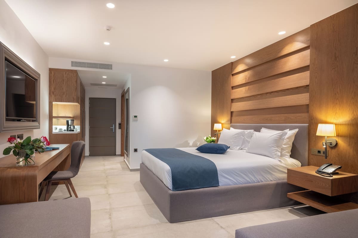 Minibar con artículos gratuitos y caja de seguridad en la habitación