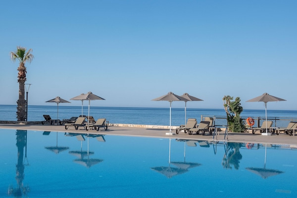 2 Innenpools, 7 Außenpools, Sonnenschirme, Liegestühle