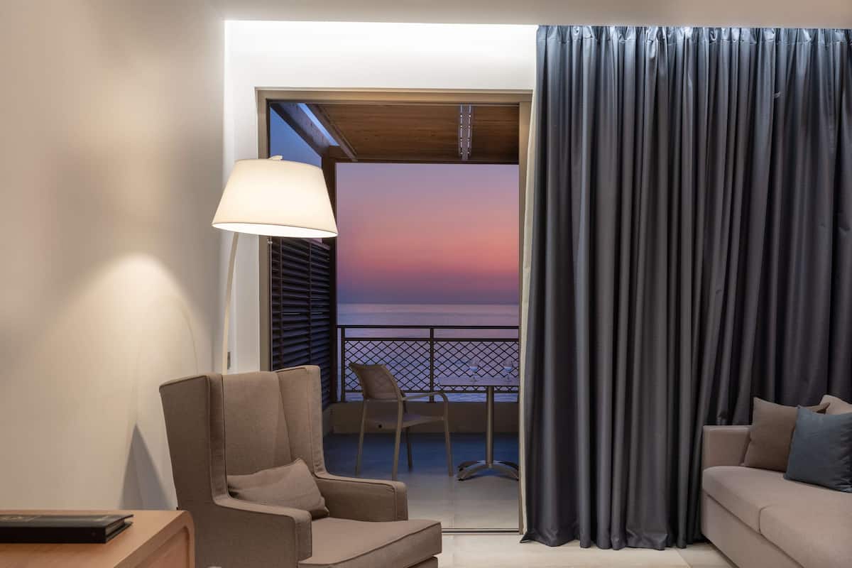 Luxury family room open plan SEA Front | Free minibar, in-room safe, blackout drapes, soundproofing