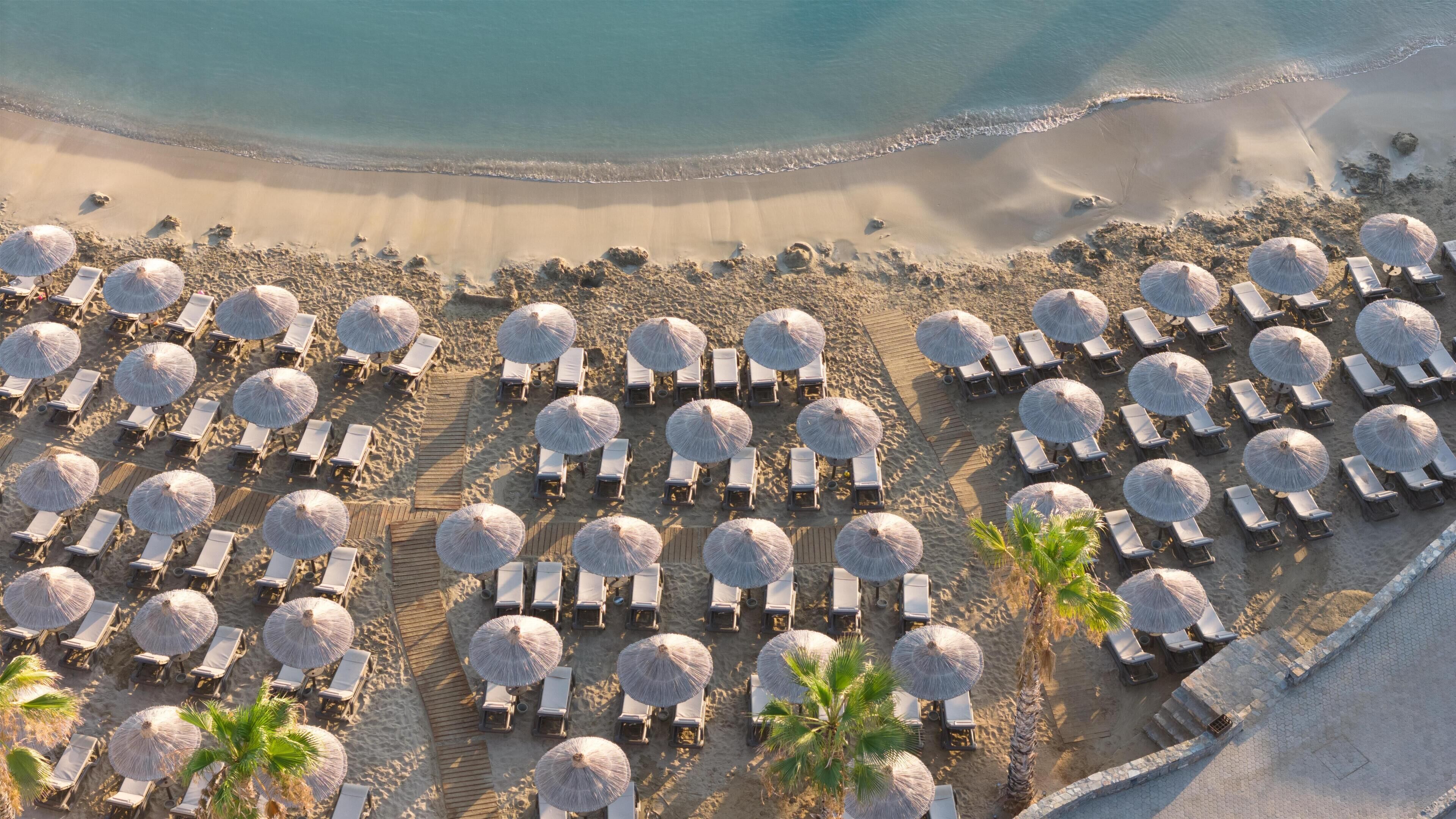 Plage privée, cabines gratuites, chaises longues, parasols