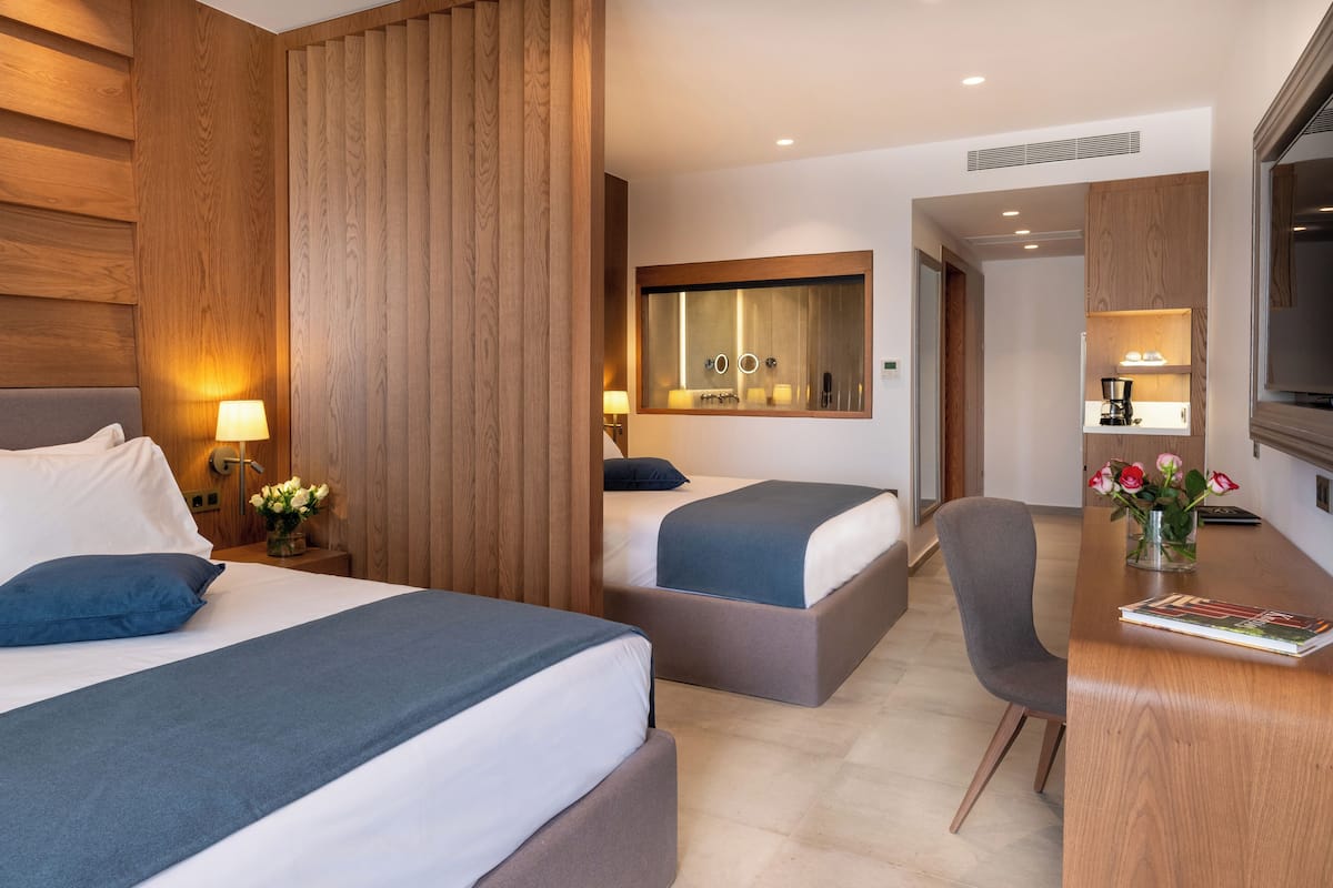 Minibar con artículos gratuitos y caja de seguridad en la habitación