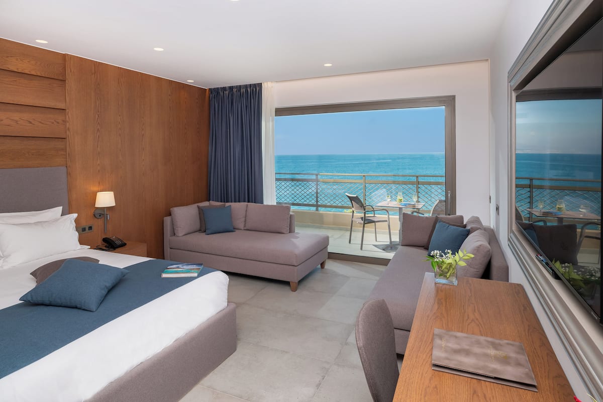 Minibar con artículos gratuitos y caja de seguridad en la habitación