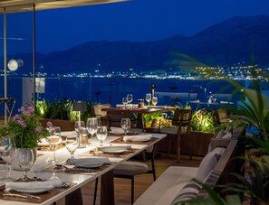 7 restaurantes; se sirve desayuno, almuerzo y cena; cocina griega