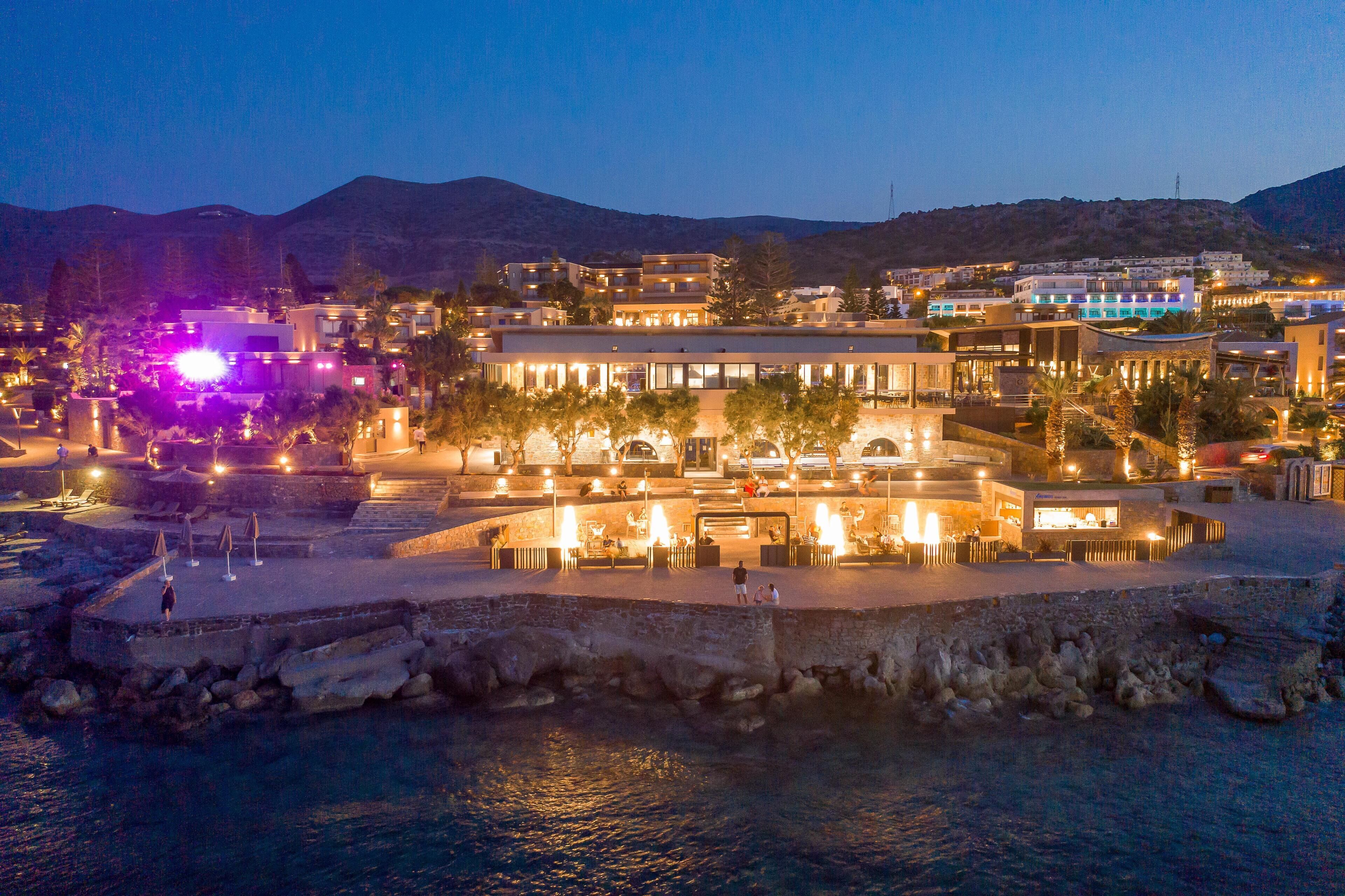 7 bars/lounges, 3 poolbars, een swim-up bar, een strandbar