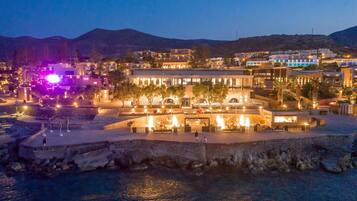 7 bars/lounges, 3 poolbars, een swim-up bar, een strandbar