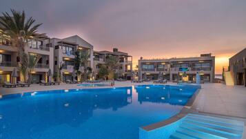 2 Innenpools, 7 Außenpools, Sonnenschirme, Liegestühle