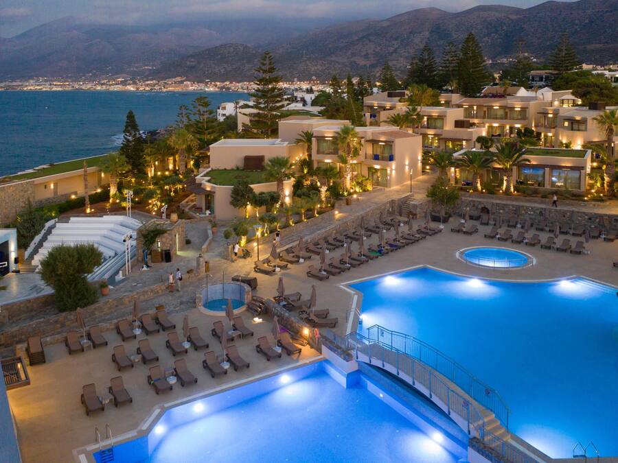 2 innendørsbassenger,7 utendørsbassenger, bassengparasoller og solsenger